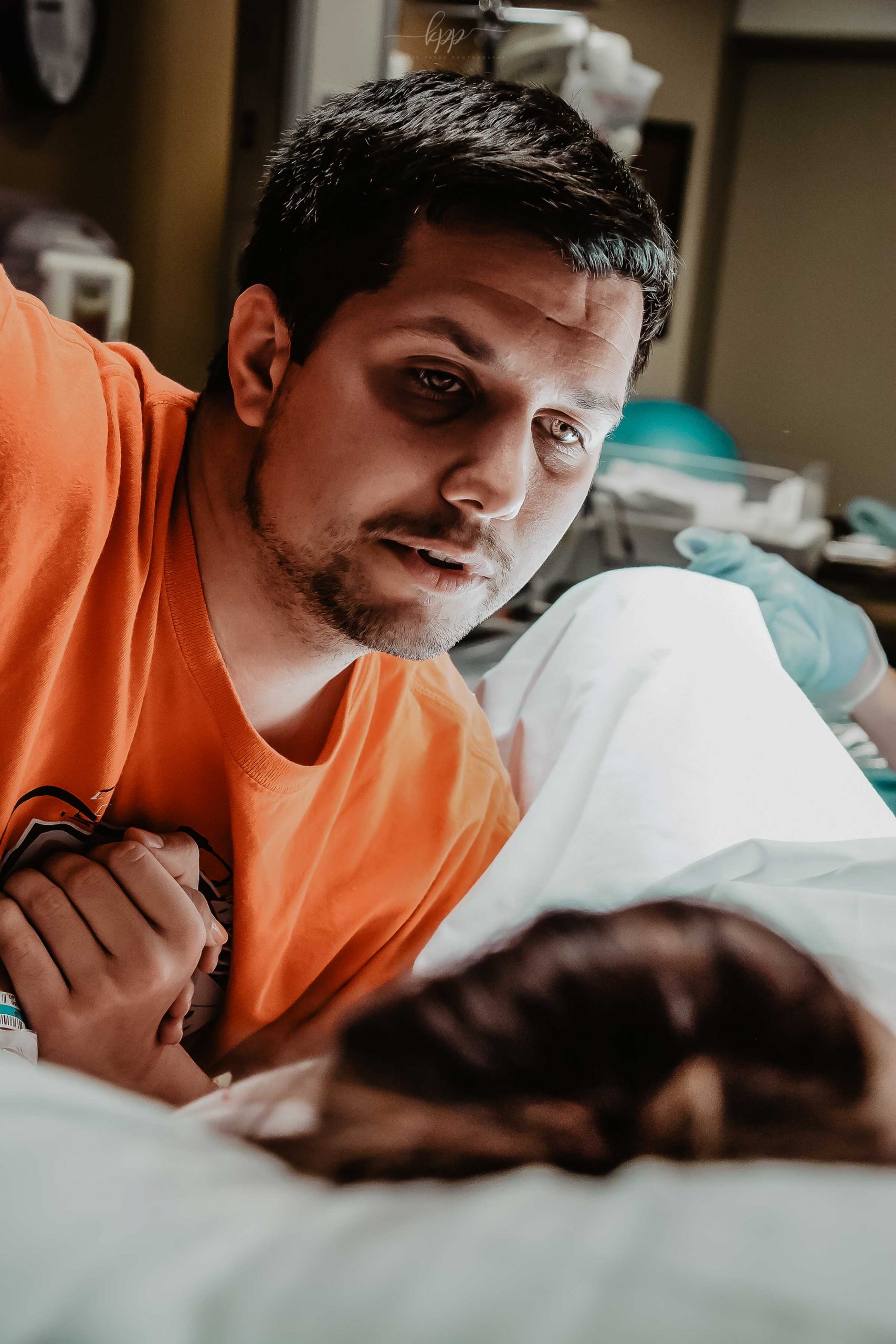Photographer Captures Husbands Reaction To His Wife Struggling During Pregnancy Hrtwarming 6748