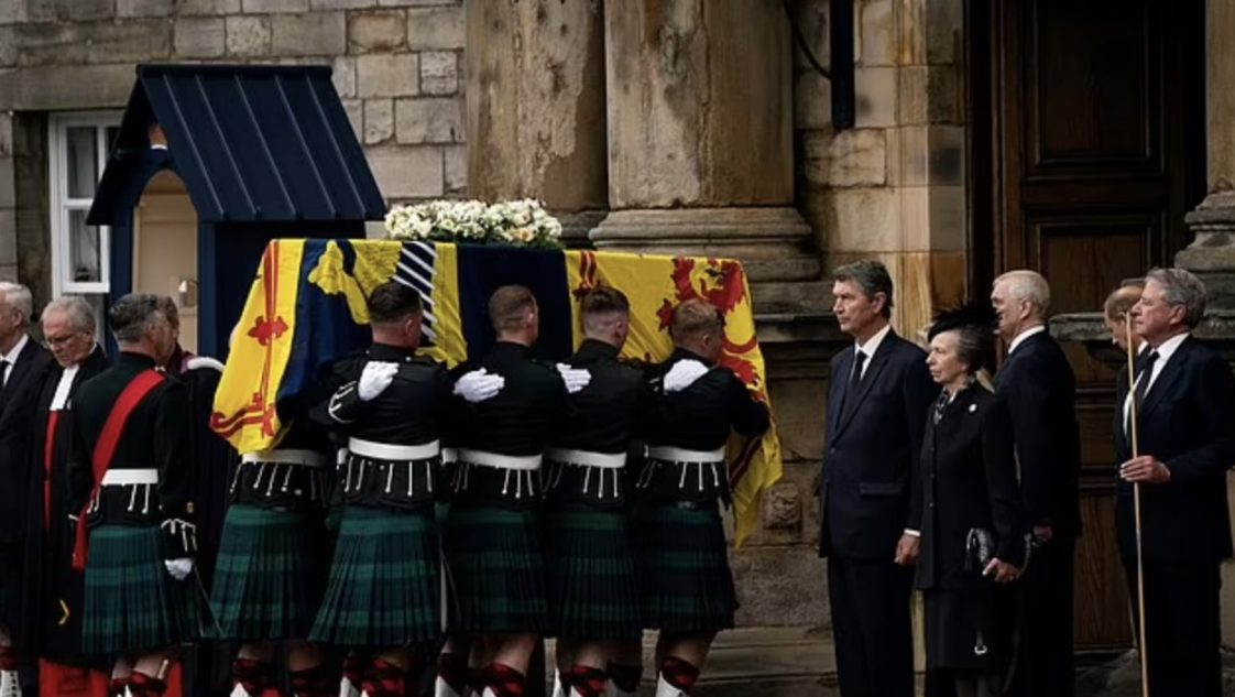 Princess Anne performs deep curtsey as Queen's coffin brought to ...